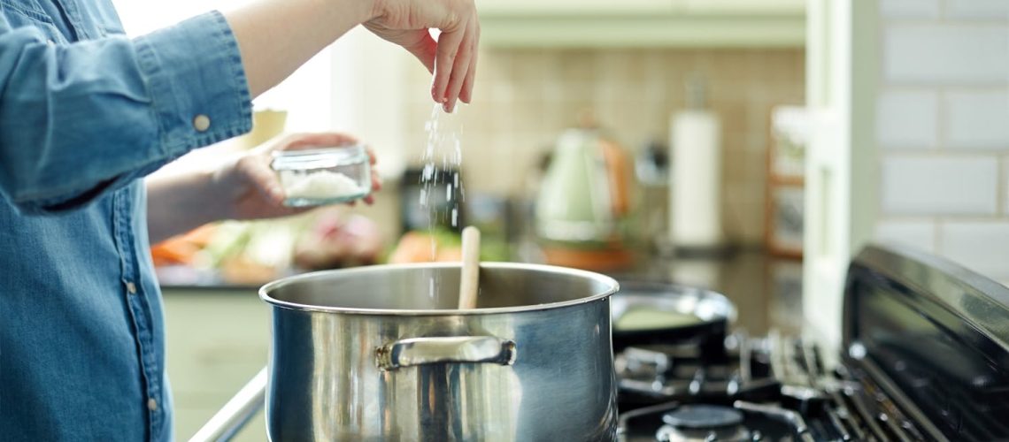 Manger trop de sel : quels sont les effets sur la santé ? Manger trop de sel : quels sont les effets sur la santé ?