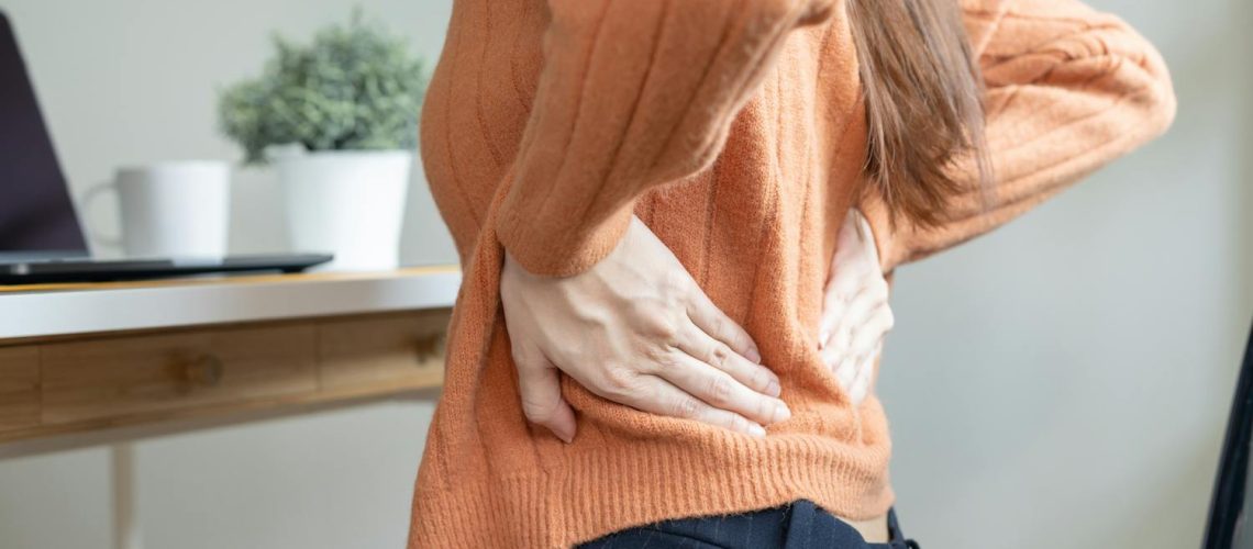 Mal de dos, comment s’en sortir ? Les solutions recommandées par les rhumatologues et les kinés