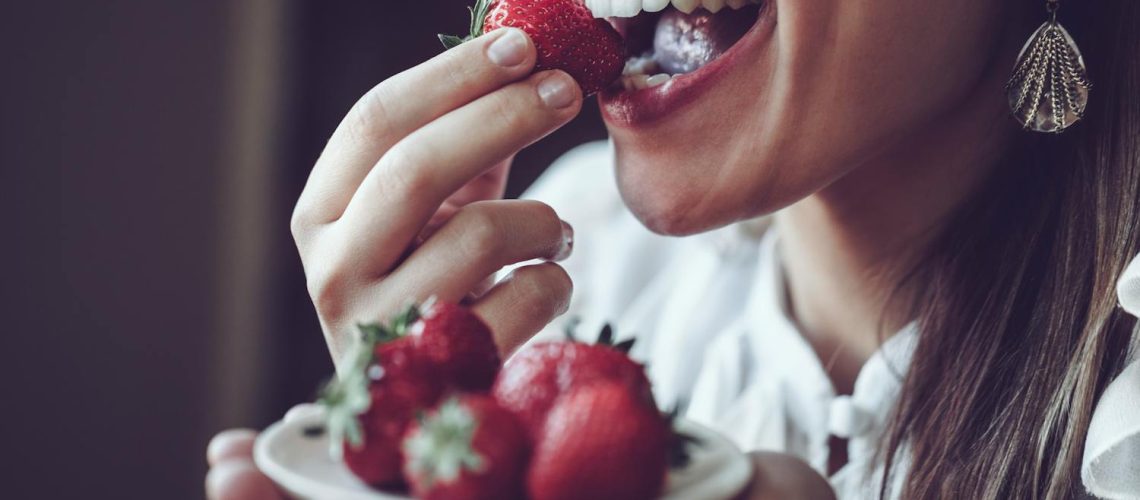 Manger des fraises le soir : bonne ou mauvaise idée ? Manger des fraises le soir : bonne ou mauvaise idée ?